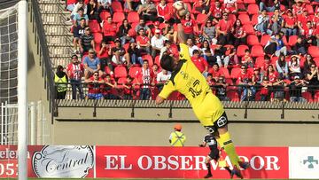 El jugador de Colo Colo Brayan Cortes controla el balon durante el partido de primera division contra Union La Calera.