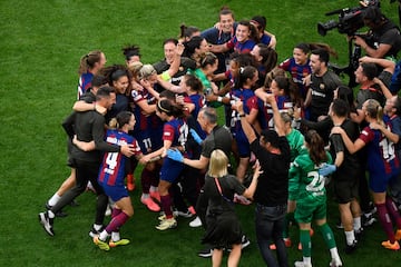Las jugadoras se abrazan tras ganar la Champions League. 
