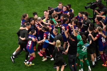 Las jugadoras se abrazan tras ganar la Champions League. 