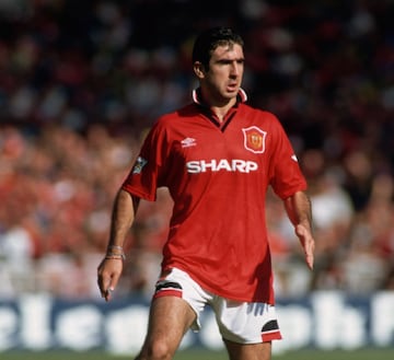 El mítico delantero francés, Eric Cantona es recordado por su patada al hincha del Crystal Palace en 1995. En 1991 fue expulsado cuando jugada en el Nimes por pegarle un balonazo al juez tras señalar una falta del delantero. Aunque su poder ofensivo era innegabl, en ocasiones su temperamento le jugaba en contra