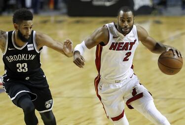 MEX57. CIUDAD DE MÉXICO (MÉXICO), 09/12/2017.- El jugador de los Nets de Brooklyn Allen Crabbe (i), disputa el balón con Wayne Ellintong (d) de los Heat de Miami hoy, sábado 9 de diciembre de 2017, durante un partido de baloncesto de la NBA, entre los Net