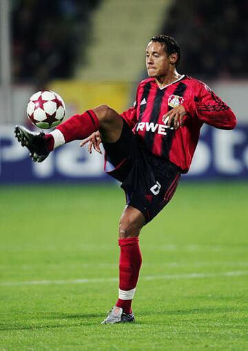 Su buen rendimiento lo llevó a ser comprado por el Bayer Leverkusen a principios de la temporada 2004-2005.