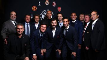 Arriba: Stillitano, Matthaus (Bayern), Forlán (Atlético), Luisao (Benfica), Jason Sudeikis (actor estadounidense), Trezeguet (Juve), John Arne Riise (Roma), Bryan Robson (United) y Fernando Quirarte (Chivas). Abajo: Massaro (Milán), Z