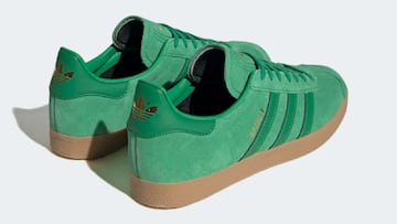 Estas zapatillas Adidas combinan bien con unos vaqueros.