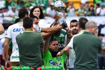 Los supervivientes Alan Ruschel, Helio Neto y Jackson Follmann reciben la Copa Sudamericana. 