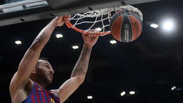 El húngar Adam Hanga realiz.a un espectacular mate en un contraataque en la pista del Armani Milán