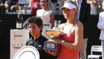 Maria Sharapova y Carla Suárez, tras la entrega de trofeos en Roma.