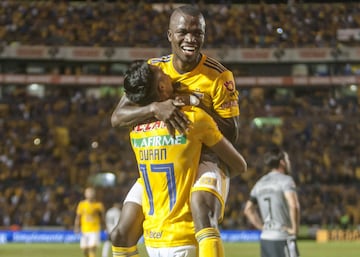 Después de 810 minutos sin saber lo que era marcar, Andrés Andrade le devolvió a los aficionados rojinegros el grito de gol en el Estadio Universitario de Nuevo León. Sin embargo, fue lo único que vimos de los ‘Zorros’ en el partido, pues los felinos superaron claramente a los tapatíos y ganaron 3-1. Atas seguirá una semana más en el sótano de la Liga MX sin saber lo que es el triunfo y con dos unidades en 8 partidos disputados, es prácticamente un hecho que no los veremos en liguilla este Apertura 2018.
