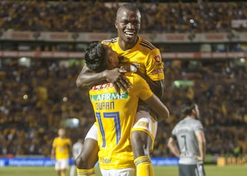 Después de 810 minutos sin saber lo que era marcar, Andrés Andrade le devolvió a los aficionados rojinegros el grito de gol en el Estadio Universitario de Nuevo León. Sin embargo, fue lo único que vimos de los ‘Zorros’ en el partido, pues los felinos superaron claramente a los tapatíos y ganaron 3-1.  Atas seguirá una semana más en el sótano de la Liga MX sin saber lo que es el triunfo y con dos unidades en 8 partidos disputados, es prácticamente un hecho que no los veremos en liguilla este Apertura 2018. 