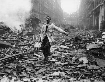 Un lechero reparte su pedido en una calle devastada de Holborn, el barrio histórico de la justicia londinense, el 9 de octubre de 1940.