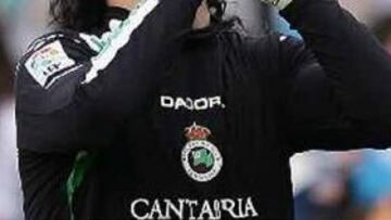 <b>SUFRIDO.</b> Dando las gracias, así terminó el Racing de Santader porque comenzaron perdiendo y le dieron la vuelta al marcador asegurando la permanencia.