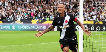 El delantero brasileño Luis Fabiano está tasado en 800 mil dólares, principalmente debiodo a su edad: tiene 38 años. El mundialista jugó por última vez en Vasco da Gama y anotó cinco goles en 12 partidos.