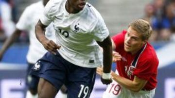 El franc&eacute;s Pogba con un jugador noruego. 