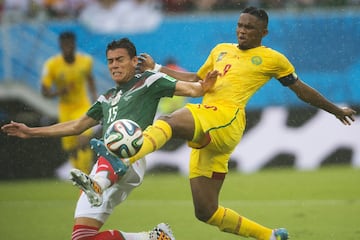 El histórico jugador camerunés debutó con 17 años, 3 meses y 7 días ante Italia en la Copa del Mundo de Francia 1998. En total jugó 4 Mundiales, jugando un total de ocho partidos entre ellos y con saldo de tres goles.