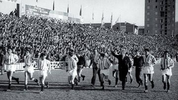 Los jugadores del Real Valladolid celebran el título en la temporada 1958-59 en el José Zorrilla.