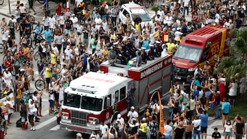 Soccer Football - Death of Brazilian soccer legend Pele - Santos, Brazil - January 3, 2023 General view of fans as the casket of Brazilian soccer legend Pele is transported by the fire department, from his former club Santos' Vila Belmiro stadium REUTERS/Diego Vara