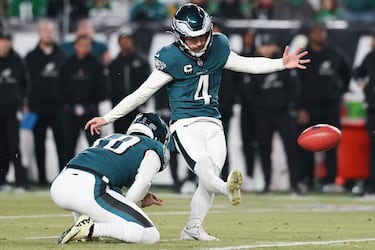 Los Eagles anotaron 10 puntos en el primer cuarto gracias a que Jake Elliott acertó una patada de 31 yardas cuando quedaban poco más de 20 segundos en el parcial. El kicker de Philadelphia sumó otros dos goles de campo en el último cuarto mediante intentos de 30 y 32 yardas.
(Photo by AL BELLO / GETTY IMAGES NORTH AMERICA / Getty Images via AFP)