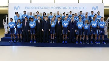 Foto de familia del equipo Movistar durante la presentaci&oacute;n de sus equipos masculino y femenino con Alejandro Valverde, Nairo Quintana y Mikel Landa como estrellas.