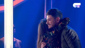 Cepeda y Aitana abrazados tras volver a interpretar &quot;No puedo vivir sin ti&quot; en la gala final de OT2017.