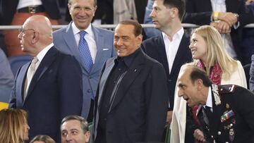 El propietario del Milan, Silvio Berlusconi, flanqueado por su hija Bárbara y por su consejero, Adriano Galliani