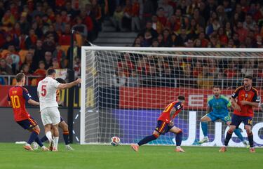 1-2. Salih Özcan controla la pelota en el balcón del área española y saca un latigazo con la derecha para batir a Unai Simón.