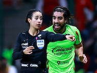 Soccer Football - Liga MX - Quarter Final - Second Leg - Toluca v Juarez - Estadio Nemsio Diez, Toluca, Mexico - November 29, 2025 Juarez's Rodolfo Pizarro remonstrates with referee Katia Itzel Garcia REUTERS/Eloisa Sanchez