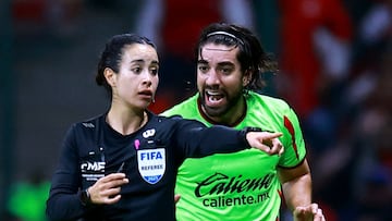 Soccer Football - Liga MX - Quarter Final - Second Leg - Toluca v Juarez - Estadio Nemsio Diez, Toluca, Mexico - November 29, 2025 Juarez's Rodolfo Pizarro remonstrates with referee Katia Itzel Garcia REUTERS/Eloisa Sanchez