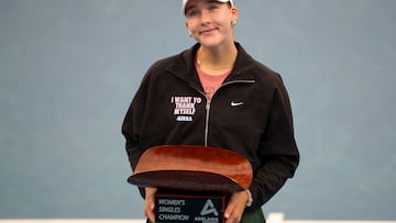 Mirra Andreeva, con el trofeo de campeona en Adelaida.