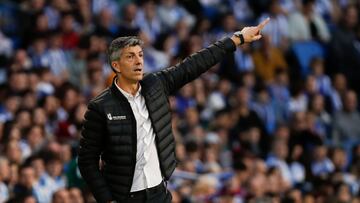 SAN SEBASTIÁN, 31/12/2022.- El entrenador de la Real Sociedad, Imanol Alguacil, da instrucciones a sus jugadores en el partido de LaLiga ante el Osasuna que se disputa este sábado en el estadio Reale Arena. EFE/ Javier Etxezarreta