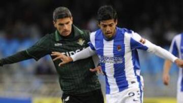 <b>DESIGUAL. </b>Salva, que no hizo un buen encuentro, lucha con el mexicano Carlos Vela, que logró el 1-0 y lideró a la Real en ataque.