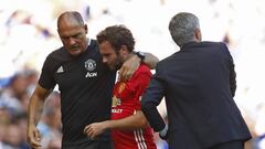 Mata (con Mourinho de espaldas) tras ser sustituido en el encuentro de la Community Shield ante el Leicester.