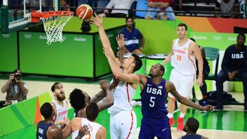 Willy Hernangomez lanza ante Kevin Durant.