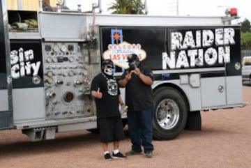 Fans de los Raiders festejan el pase del equipo a Las Vegas.