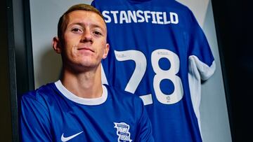 Jay Stansfield, presentado como nuevo jugador del Birmingham City.