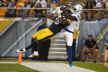 Sean Davis (28), de los Pittsburgh Steelers, le intercepta a Phillip Dorsett (15), de los Indianapolis Colts.