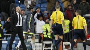 Paco Jémez mira a Iglesias Villanueva tras el partido del Bernabéu.