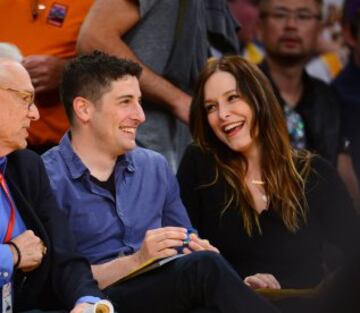 Jason Biggs, protagonista de American Pie, fue una de las estrellas que se dejó ver, como cada noche, por el Staples Center.