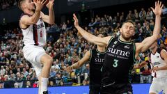 BILBAO, 24/03/2024.- El alero serbio del Baskonia Vanja Marinkovic (i) lanza a canasta durante el encuentro de la jornada 26 de la Liga Endesa entre Surne Bilbao Basket y Baskonia, este domingo en el Bilbao Arena. EFE/Miguel Toña
