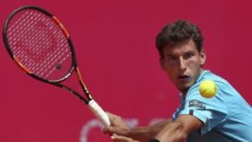 El tenista espa&ntilde;ol Pablo Carre&ntilde;o devuelve una pelota al luxemburgu&eacute;s Gilles Muller durante el partido de cuartos de final del torneo de tenis de Estoril que ambos disputaron en Cascais, con victoria para el espa&ntilde;ol. 