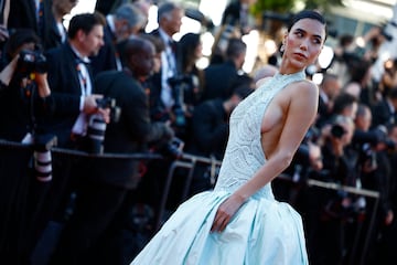 Nadine Abdel Aziz posa en la alfombra roja de Cannes. 