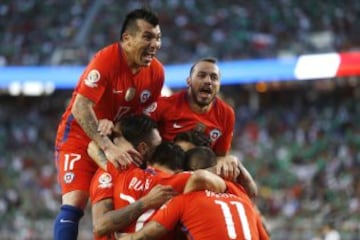 El jugador de la seleccion chilena Eduardo Vargas, derecha, celebra con sus companeros su gol contra Mexico durante el partido de cuartos de final de la Copa Centenario disputado en el estadio Levi's de Santa Clara, Estados Unidos.