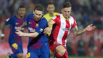 Messi, acosado por Pablo Maffeo.