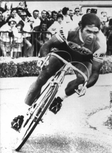 1943-1984 Joaquim Agostinho. Fue uno de los mejores ciclistas portugueses. El 1 de mayo de 1984 cuando disputaba la recta final de la quinta etapa de la vuelta al Algarve, de la que era líder, un perro se cruzó en su trayectoria y le hizo caer. A consecuencia de las heridas sufridas Joaquim Agostinho falleció diez días después.