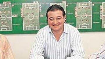 <b>GRUPO SÓLIDO. </b>De Dios se ayuda de Acebal (técnico del filial) y Pernía (segundo) para organizar la estructura de cantera del Sporting.