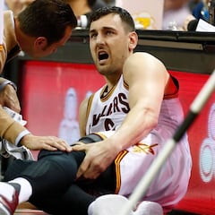 Bogut se parte la tibia en 58 segundos; LeBron: "Oí el crac"