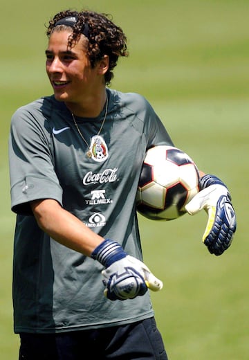 Con 20 años, Memo Ochoa debutó con la Selección Mexicana el 14 de diciembre de 2005, en un partido amistoso ante Hungría, en Phoenix, luego de que el Tri había conseguido su pase a Alemania 2006. Ricardo La Volpe le dio la oportunidad y en ese juego entró de cambio al segundo tiempo en lugar de Jesús Corona.