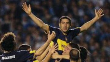 <b>HÉROE.</b> El equipo celebra con Riquelme el gol que daba a Boca su sexta Libertadores.