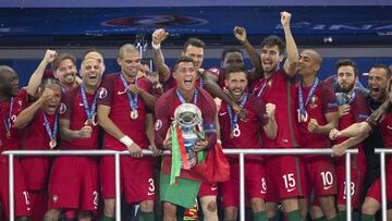 10/07/16 EUROCOPA FRANCIA 2016 PARTIDO FINAL
PORTUGAL - FRANCIA
CAMPEONES EQUIPO TROFEO COPA
PEPE LUSO CRISTIANO RONALDO