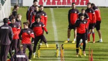 A TOPE. Los jugadores se entrenaban al m&aacute;ximo ayer en la sesi&oacute;n que dispuso Simeone en el Cerro del Espino.