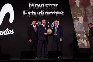 Ignacio Triana, presidente de Estudiantes, recibe el premio de manos de Ferrán Abril, presidente de la Federación Catalana de Baloncesto (FCBQ) y Santos Moraga, presidente de la Federación Madrileña de Baloncesto (FBM).